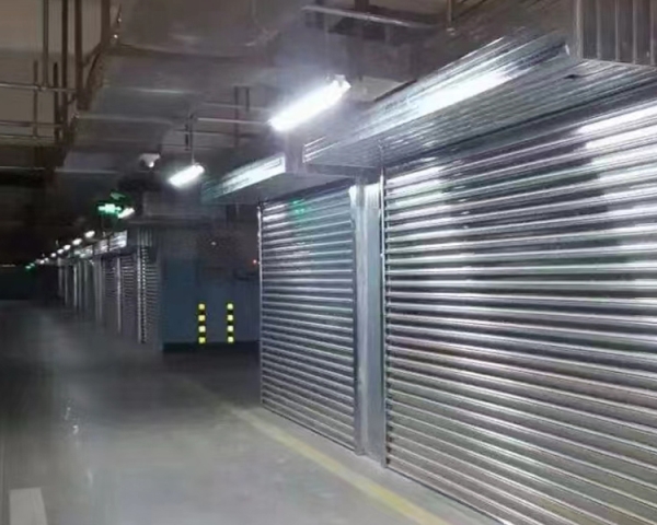 新絳縣農(nóng)村商業(yè)銀行防火門、防火卷簾、擋煙垂壁安裝調(diào)試中